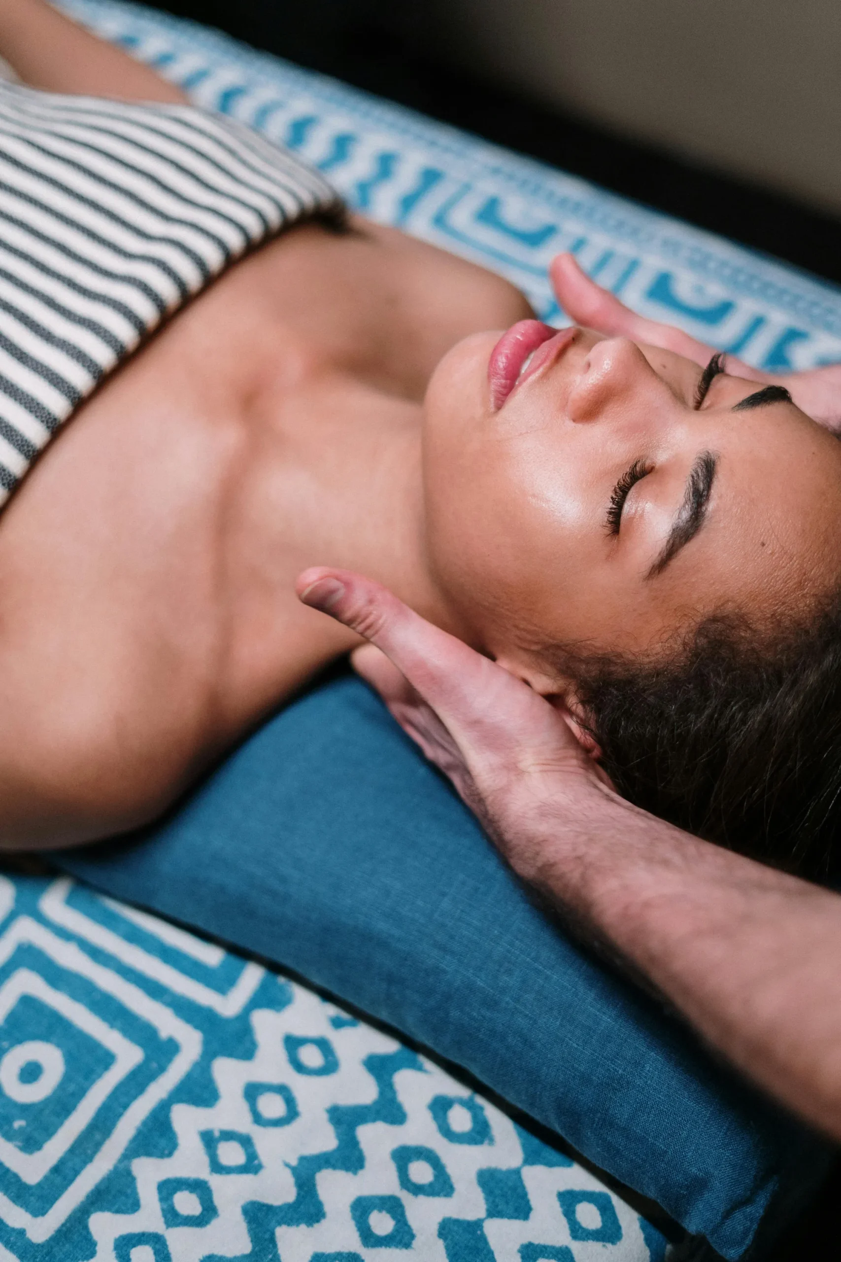 Massagem no pescoço para alívio de tensões e dores