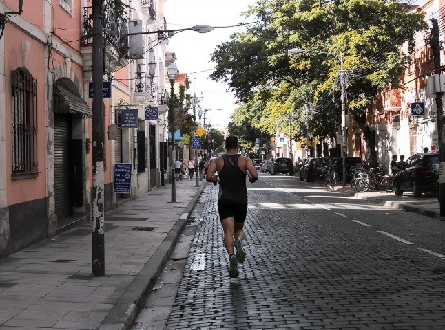 Corredor se exercitando em Curitiba — massoterapia esportiva e recuperação muscular