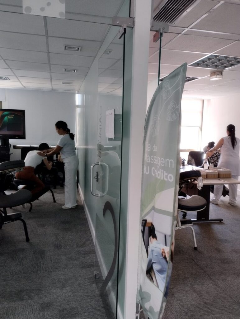 Duas terapeutas quick massage atendimento simultâneo evento corporativo escritório Espaço TAO