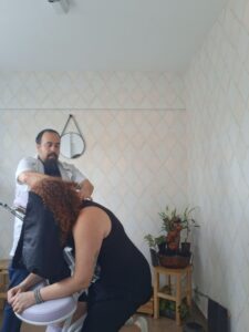 Massagem terapêutica no pescoço aliviando a tensão cervical