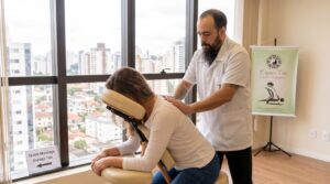 Massagem corporativa em cadeira ergonomica — massoterapia empresarial Curitiba Espaco TAO. massoterapeuta Juliano Martins