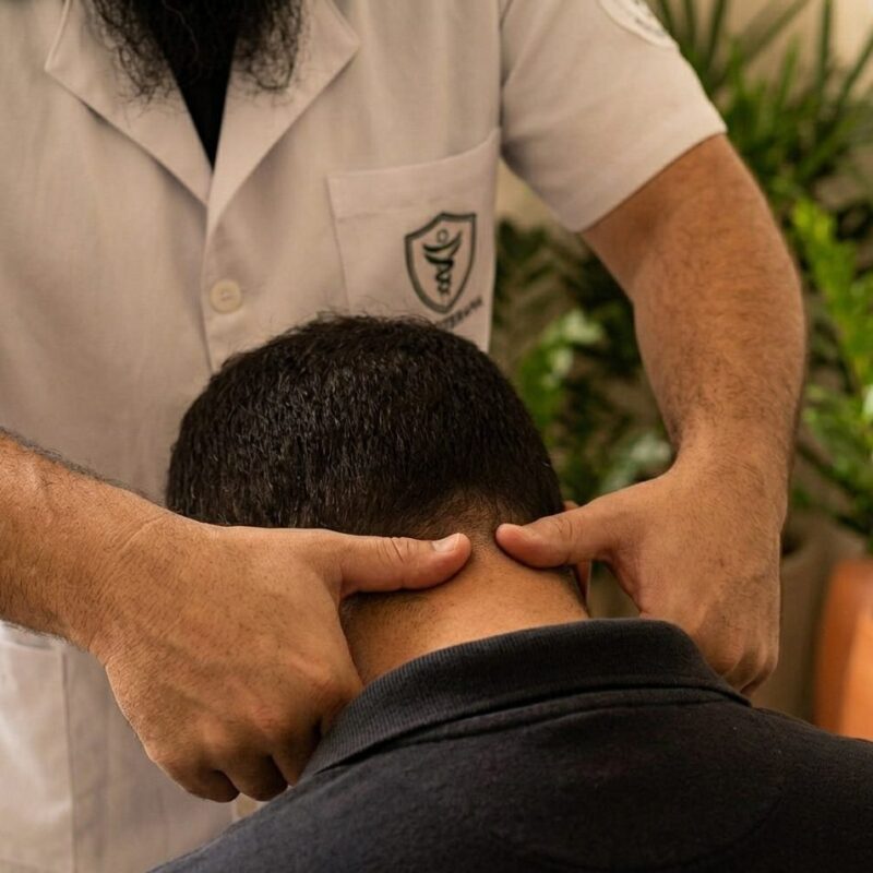 Dor de cabeça e tensão cervical: a conexão que ninguém explica massoterapeuta Juliano realizando tecnica cervical em paciente — massoterapia cervical Curitiba Espaco TAO