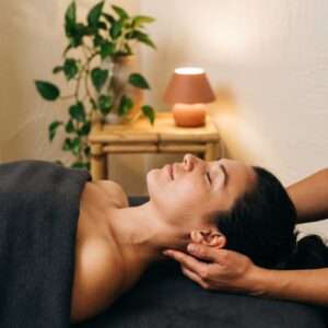 Pescoço travado? Massagem cervical no Espaço TAO, com a paciente relaxada durante a sessão