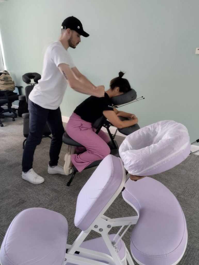 Terapeuta quick massage local externo atendimento boné camiseta branca Espaço TAO