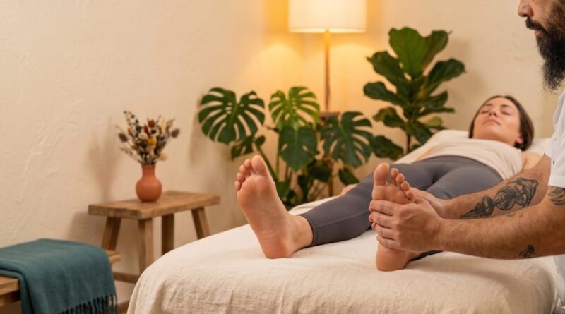 Dor no calcanhar ao acordar: o que costuma estar por trás (e o que ajuda) Terapeuta do Espaco TAO realizando trabalho manual na regiao do pe em ambiente acolhedor, Curitiba
