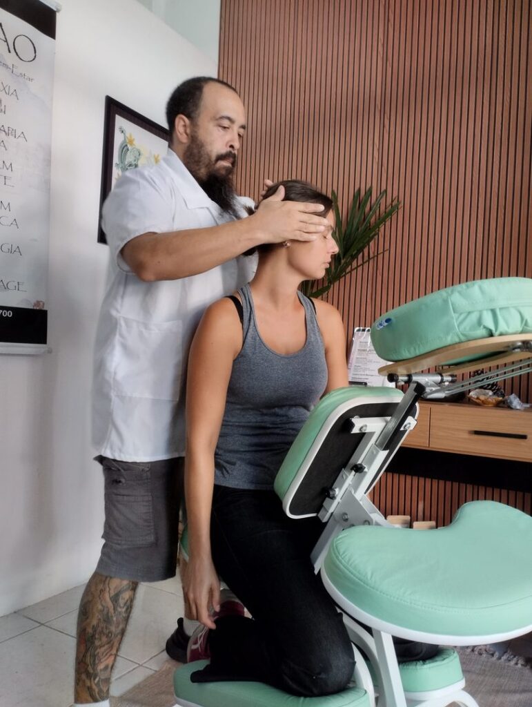 O que e quiropraxia — sem complicar Técnica craniana terapeuta mãos cabeça paciente relaxamento expressão Espaço TAO Curitiba