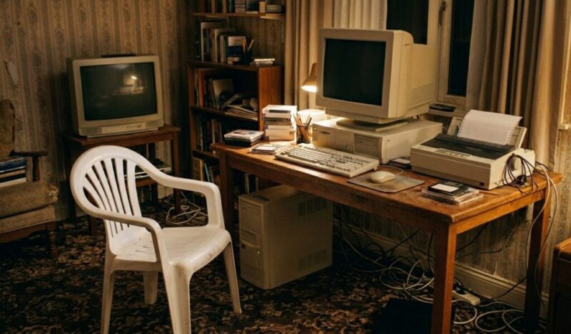 LER/DORT: A Principal Causa de Afastamento do Trabalho no Brasil Escritorio retro anos 90 com computadores CRT e mesa antiga, pode ocasionar LER e DORT. Curitiba Espaco TAO