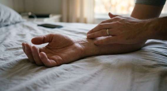 Formigamento nas mãos: o que pode ser (e quando a massagem ajuda) Pessoa com o braço apoiado em uma cama, massageando o próprio pulso com a outra mão. Dormência e Formigamento nas mãos muito desconfortável.